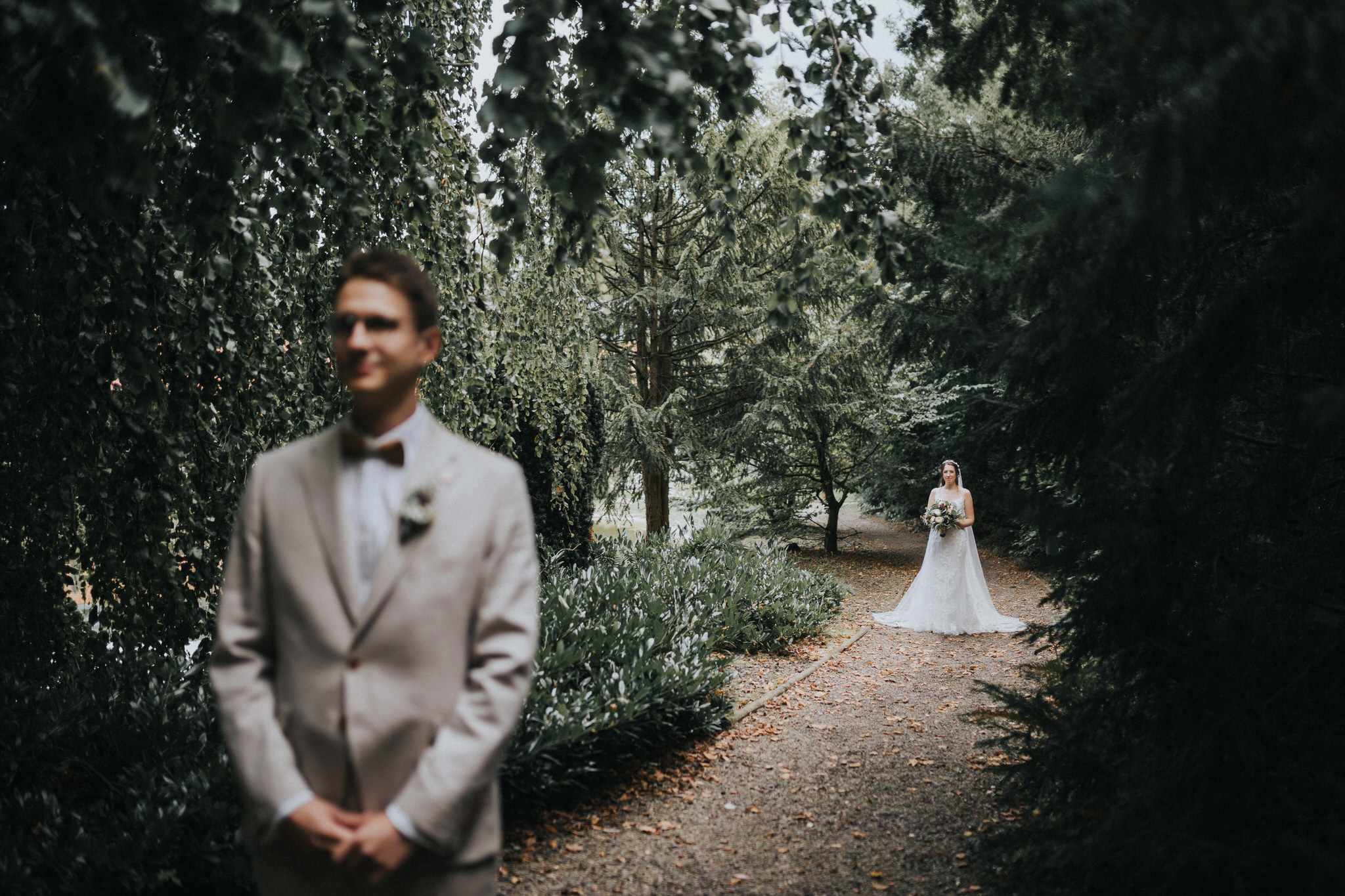 Emotionaler 'First Look' im Garten des Hotel Freigeist in Northeim – Ein magischer Moment, als Braut und Bräutigam sich das erste Mal sehen und die Vorfreude auf den großen Tag im grünen Ambiente spüren.