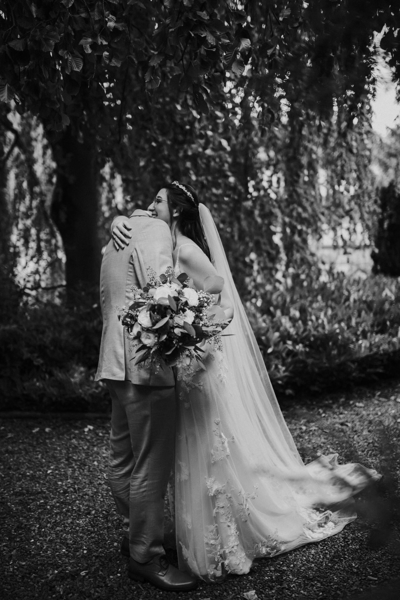 Emotionaler 'First Look' im Garten des Hotel Freigeist in Northeim – Ein magischer Moment, als Braut und Bräutigam sich das erste Mal sehen und die Vorfreude auf den großen Tag im grünen Ambiente spüren.