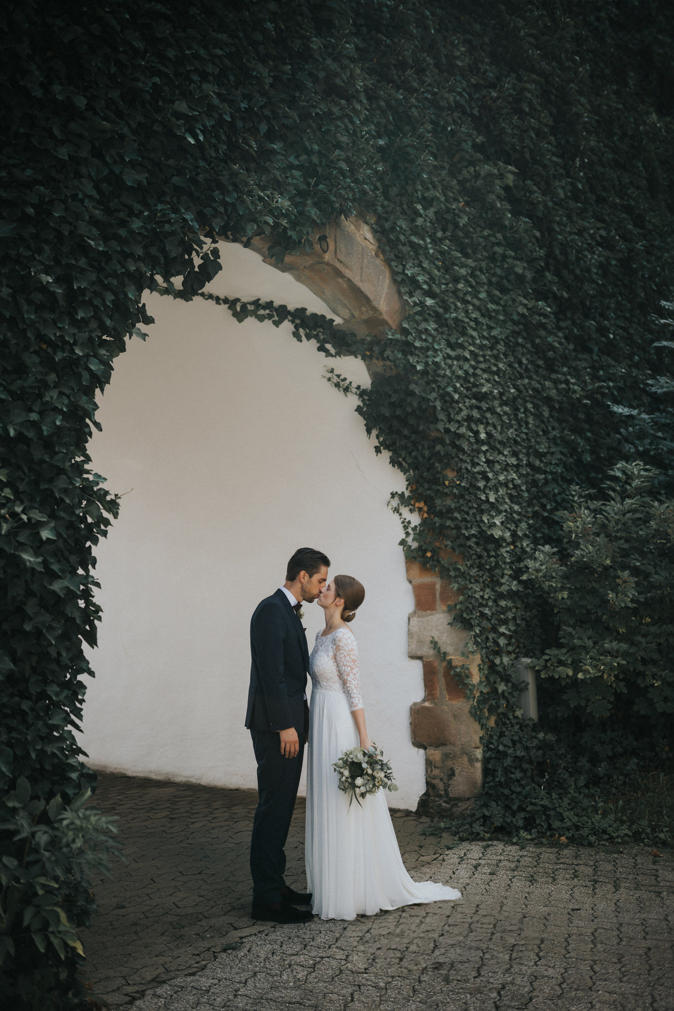 Verträumte Brautpaarfotos am Schloss Friedrichstein – Das frisch vermählte Paar genießt intime Momente der Zweisamkeit inmitten der historischen Atmosphäre, ein wundervolles Spiel aus Liebe und Geschichte