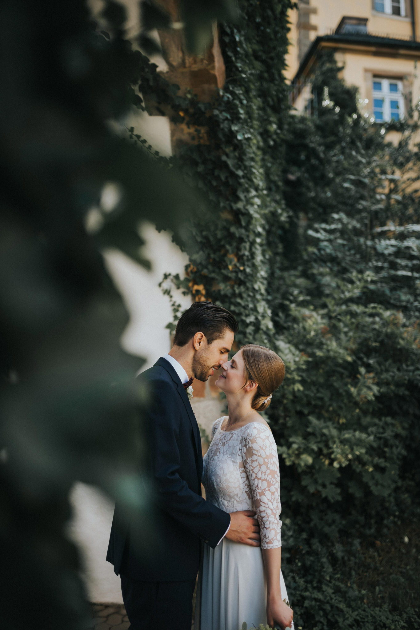 Verträumte Brautpaarfotos am Schloss Friedrichstein – Das frisch vermählte Paar genießt intime Momente der Zweisamkeit inmitten der historischen Atmosphäre, ein wundervolles Spiel aus Liebe und Geschichte
