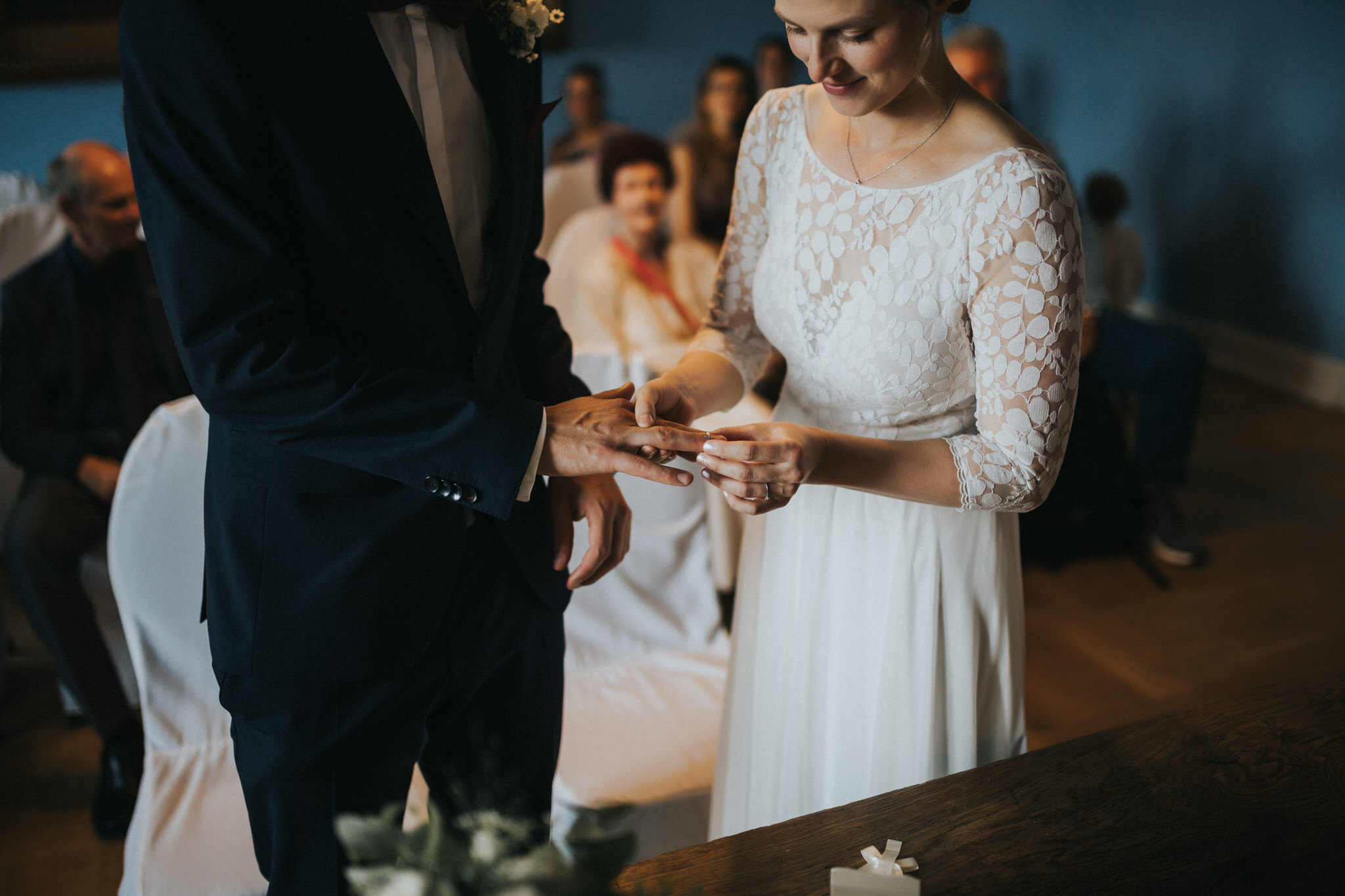 Romantische standesamtliche Trauung im Blauen Saal von Schloss Friedrichstein – Das Brautpaar gibt sich das Ja-Wort in einer eleganten und intimen Zeremonie, umgeben von der königlichen Aura dieses prachtvollen Saals