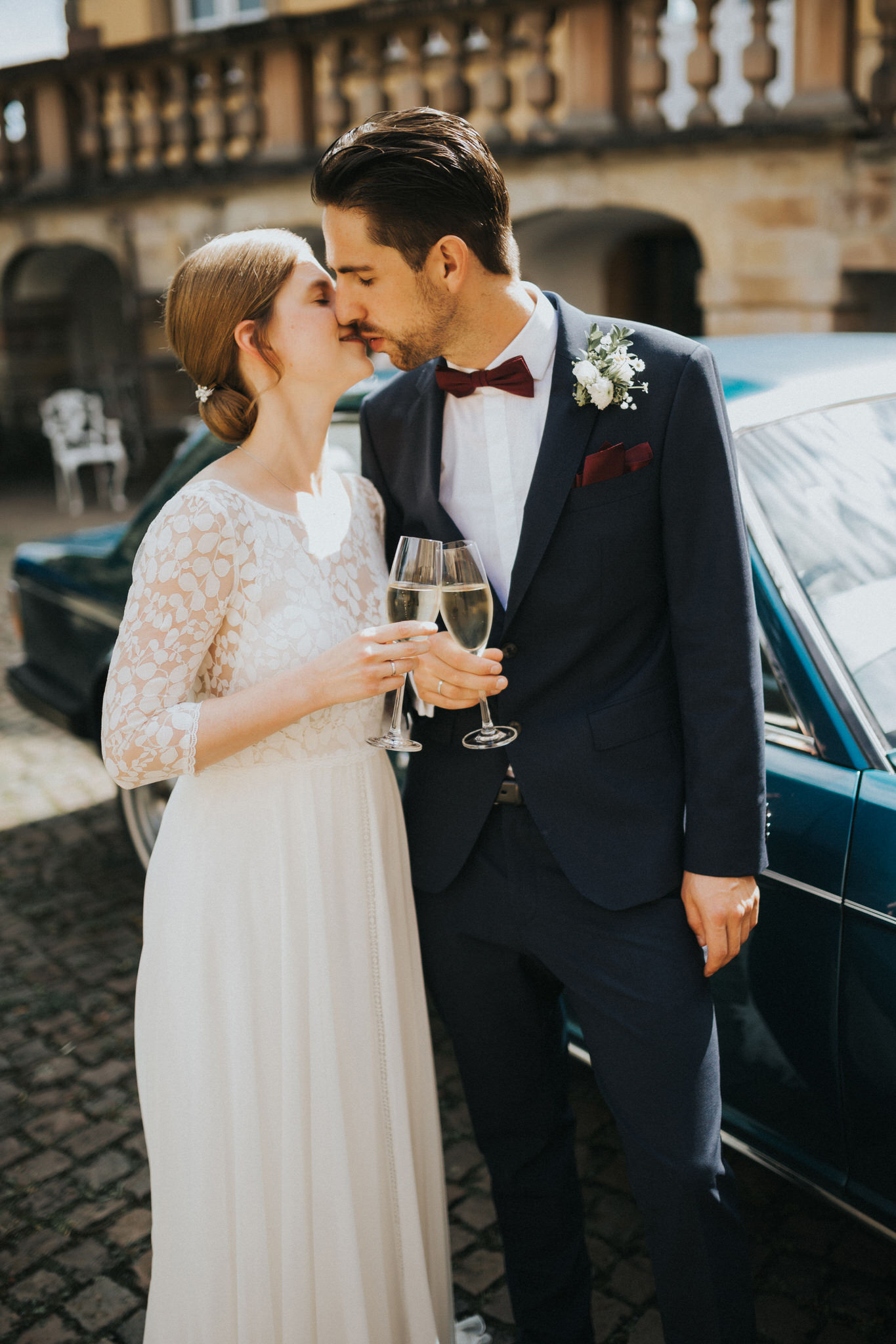 Verträumte Brautpaarfotos am Schloss Friedrichstein – Das frisch vermählte Paar genießt intime Momente der Zweisamkeit inmitten der historischen Atmosphäre, ein wundervolles Spiel aus Liebe und Geschichte.
