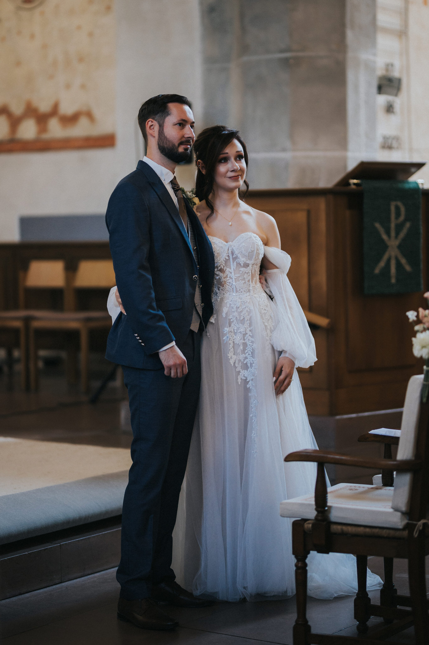 Romantische kirchliche Trauung in der St. Georgs Kirche, Immenhausen – Das Brautpaar gibt sich das Ja-Wort in einer feierlichen Zeremonie, umhüllt von sakraler Stimmung und liebevoller Gemeinschaft.
