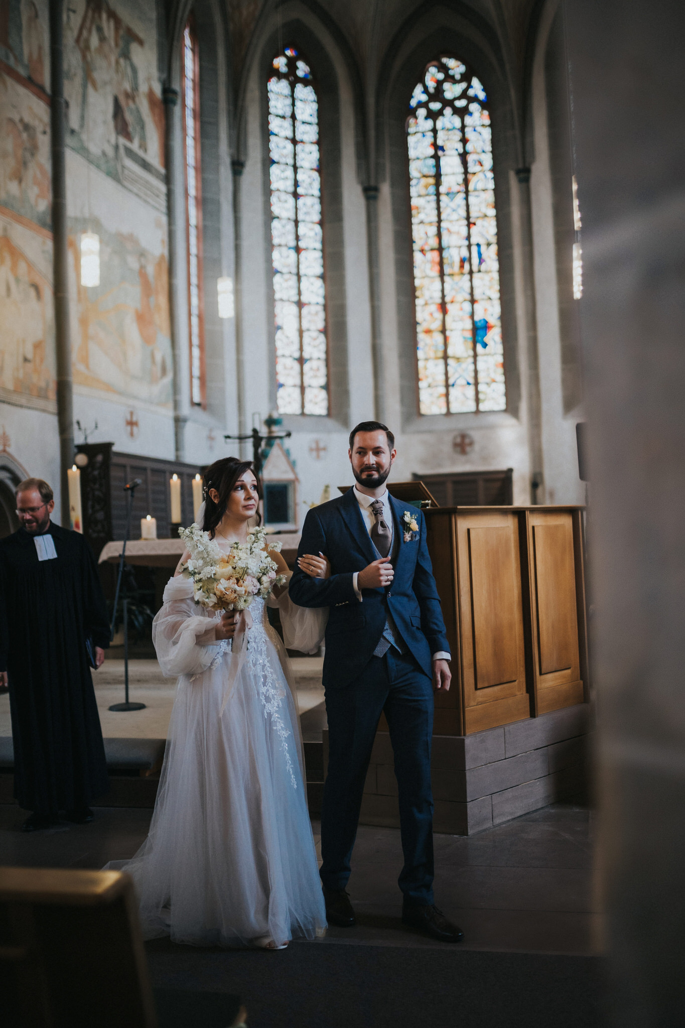 Romantische kirchliche Trauung in der St. Georgs Kirche, Immenhausen – Das Brautpaar gibt sich das Ja-Wort in einer feierlichen Zeremonie, umhüllt von sakraler Stimmung und liebevoller Gemeinschaft.