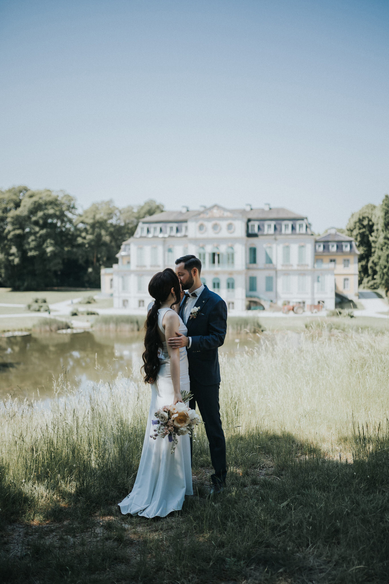 Magischer Moment der standesamtlichen Trauung in Schloss Wilhelmsthal – Das Brautpaar erlebt einen unvergesslichen Tag, umrahmt von historischem Glanz und der romantischen Kulisse dieses zauberhaften Ortes.