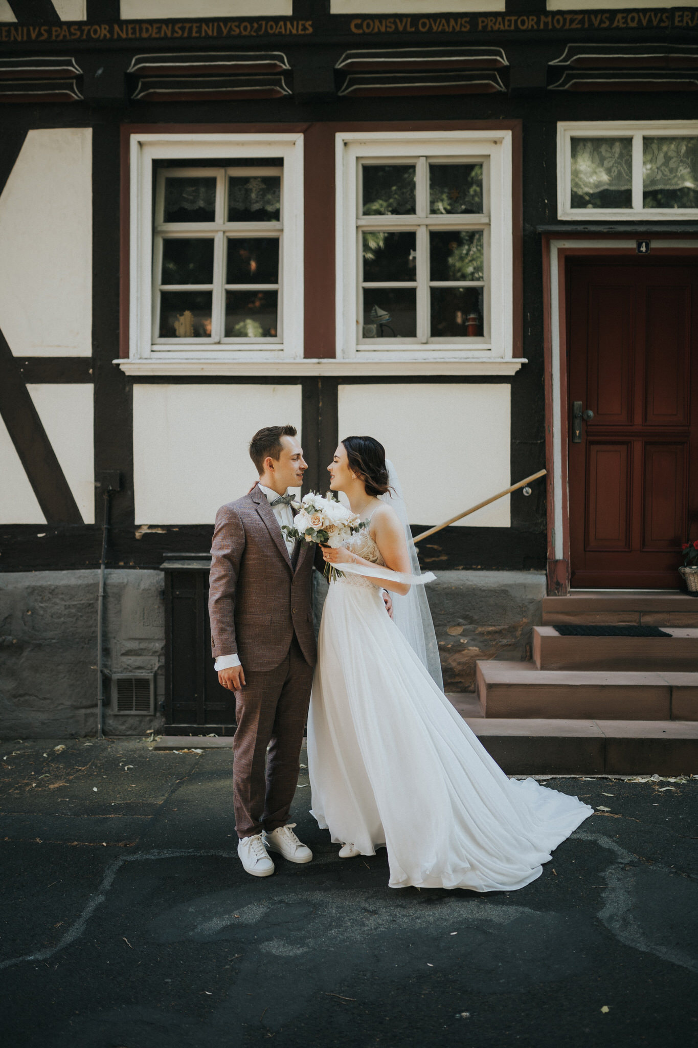 Verträumtes Brautpaarfotoshooting in der Altstadt von Witzenhausen – Die Liebe des Paares wird in romantischen Bildern eingefangen, während sie durch die charmanten Gassen und historischen Plätze schlendern.
