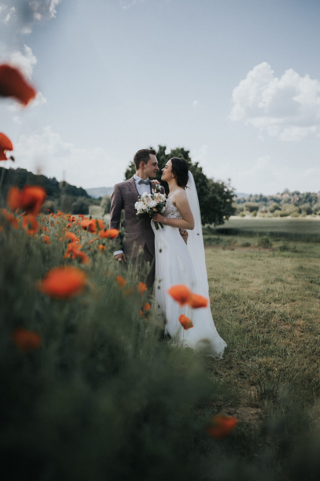 Romantisches Brautpaarfotoshooting in der Natur von Witzenhausen – Das frisch vermählte Paar teilt intime Momente der Zweisamkeit, umgeben von der natürlichen Schönheit und Ruhe dieses idyllischen Ortes.