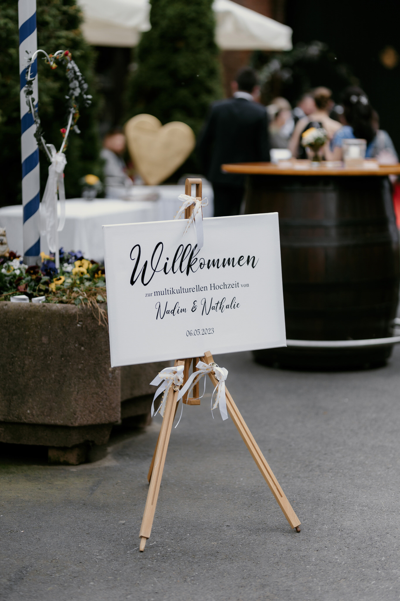 Festliche Hochzeit im Löwenhof, Lohfelden – Das Brautpaar feiert den schönsten Tag seines Lebens in dieser charmanten Location, umgeben von herzlicher Atmosphäre und festlichem Glanz.