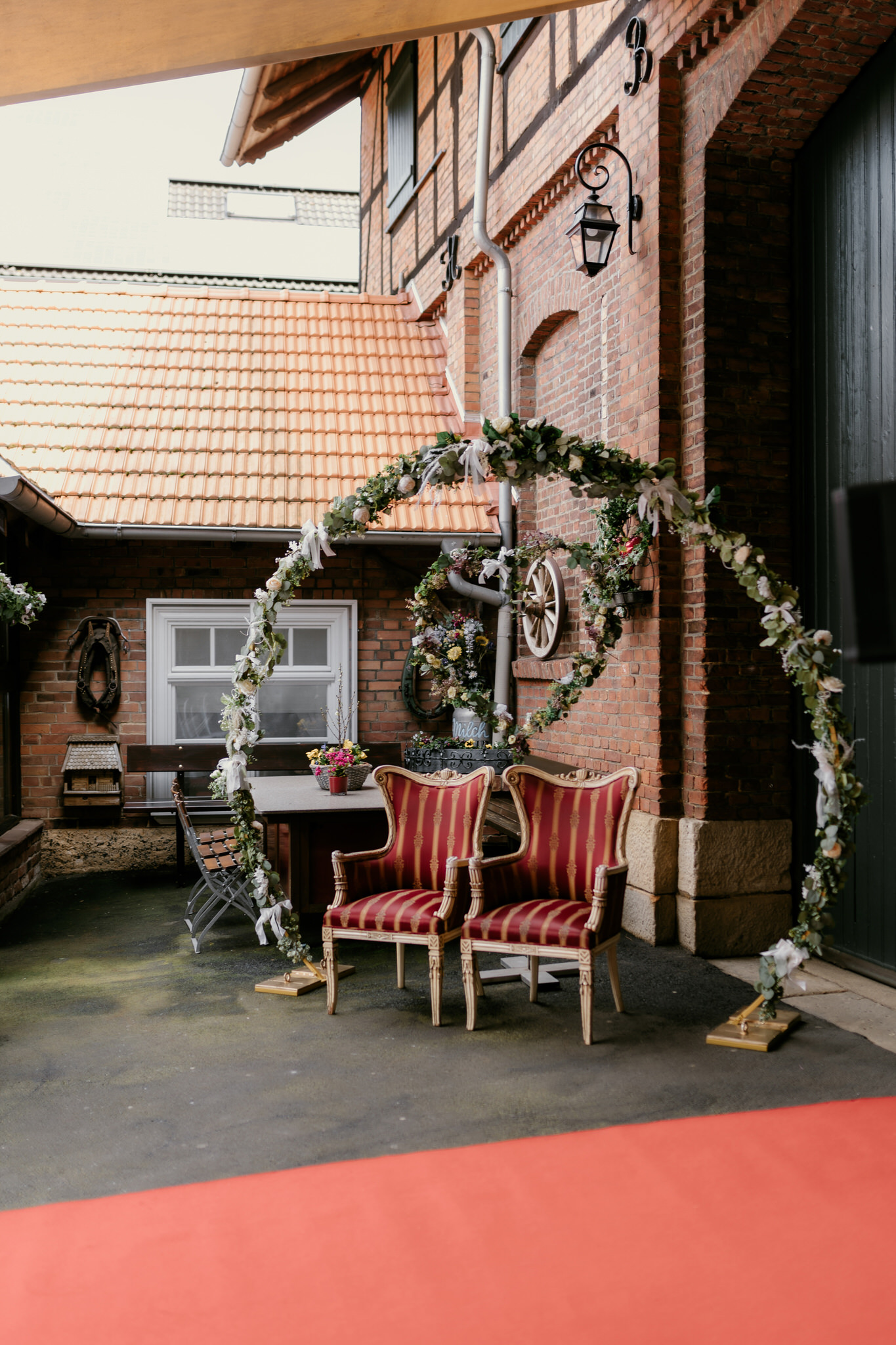 Festliche Hochzeit im Löwenhof, Lohfelden – Das Brautpaar feiert den schönsten Tag seines Lebens in dieser charmanten Location, umgeben von herzlicher Atmosphäre und festlichem Glanz.