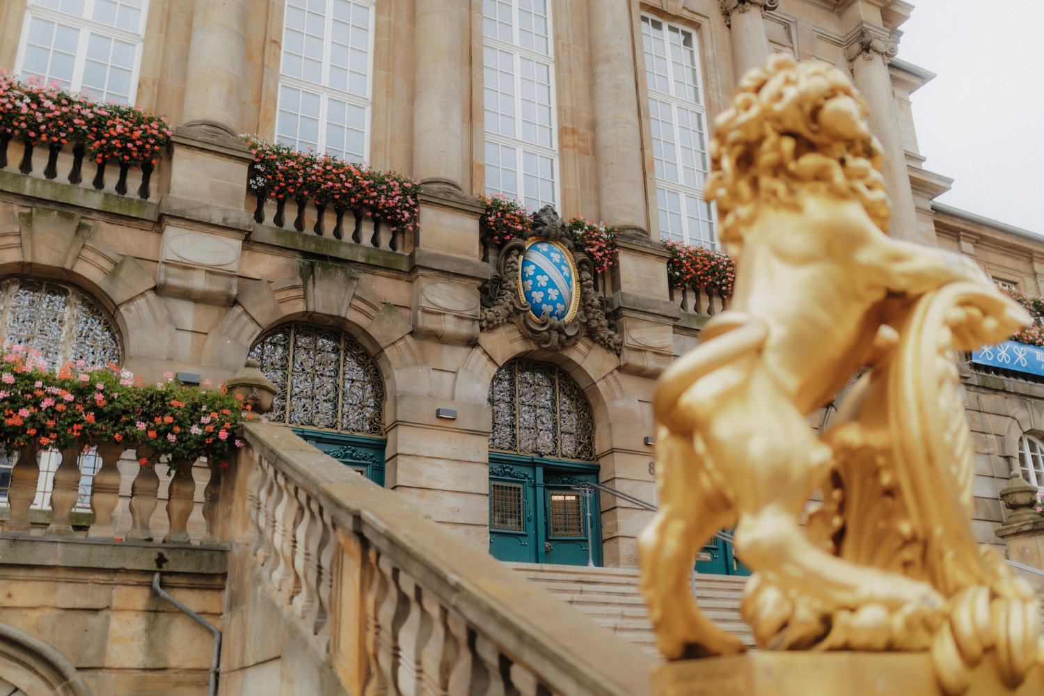 Standesamt Kassel mit goldener Löwenstatue – Hochzeitsfotograf Kassel