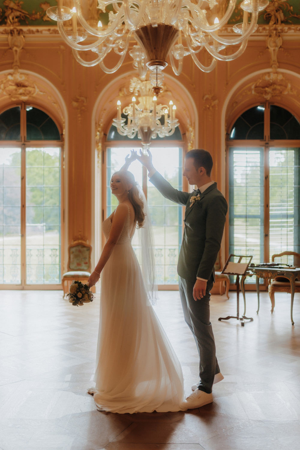 Braeutigam-dreht-Braut-bei-Schlosshochzeit Brautpaar tanzt im prunkvollen Saal im Schloss Wilhelmsthal bei Kassel