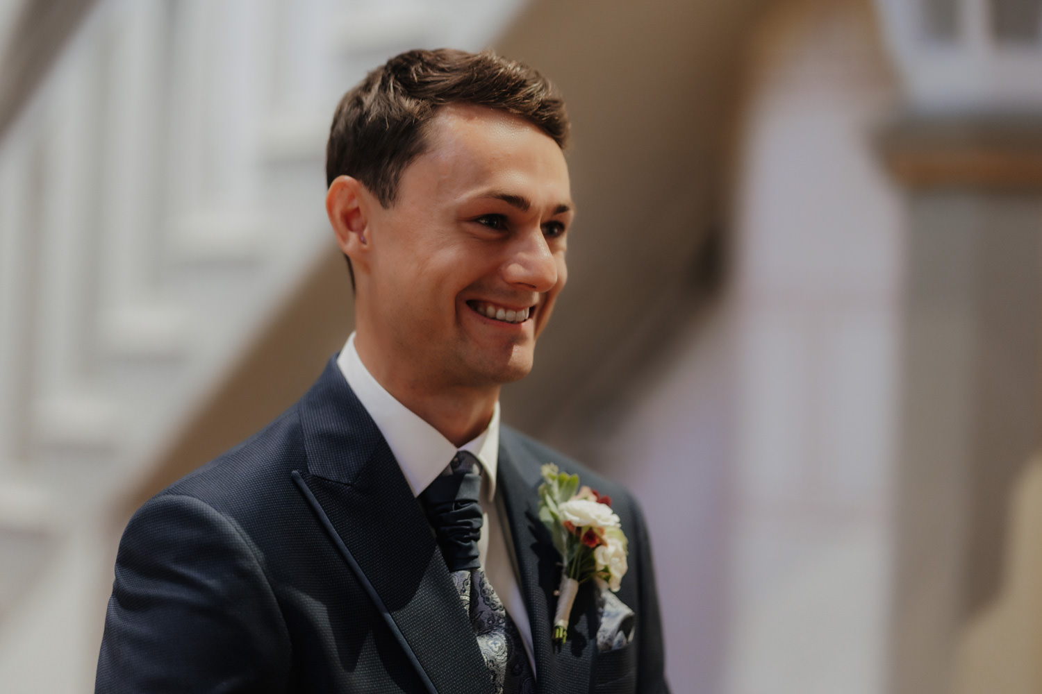 Gerührter Bräutigam beim Einzug in die Kirche in Göttingen