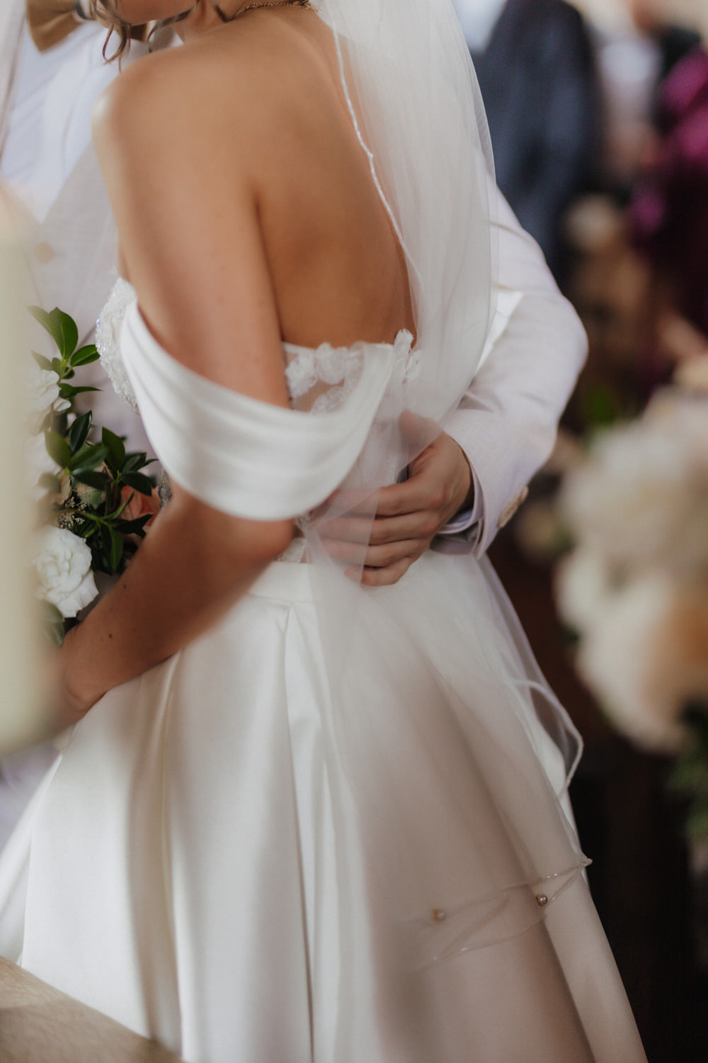 Braut im Muthaussaal Burg Hardegsen, enger Moment mit Bräutigam