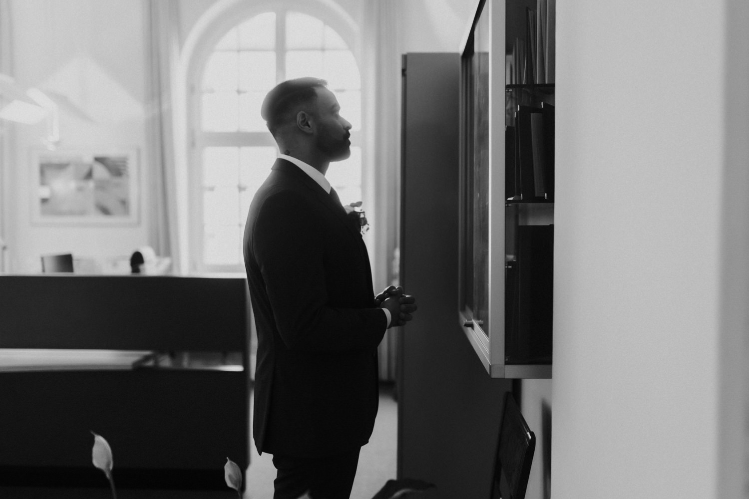 Bräutigam vor der standesamtlichen Trauung in Kassel