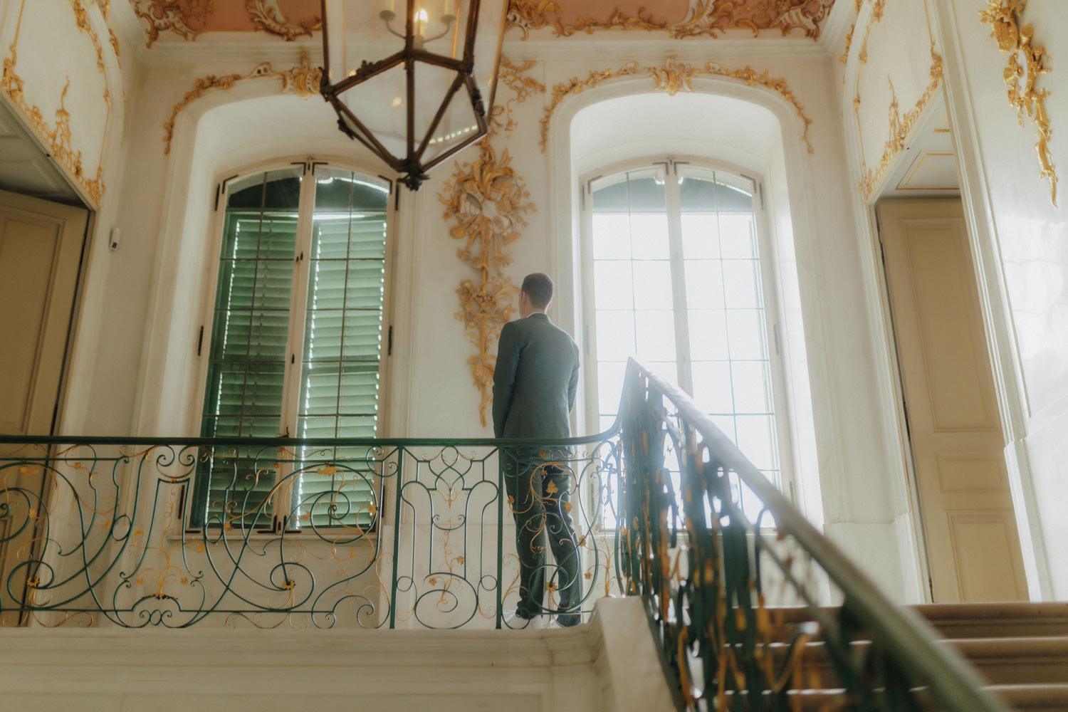 Braeutigam-wartet-beim-First-Look Bräutigam wartet im barocken Treppenhaus im Schloss Wilhelmsthal Kassel