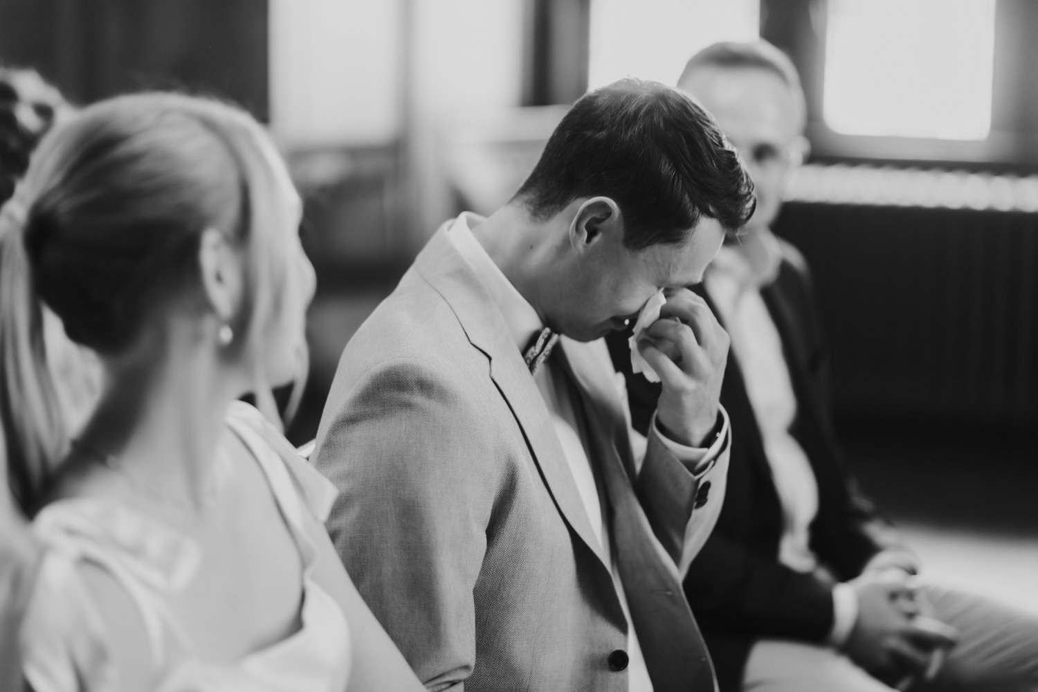 Emotionaler Moment bei Hochzeit in Göttingen, Bräutigam wischt Träne weg