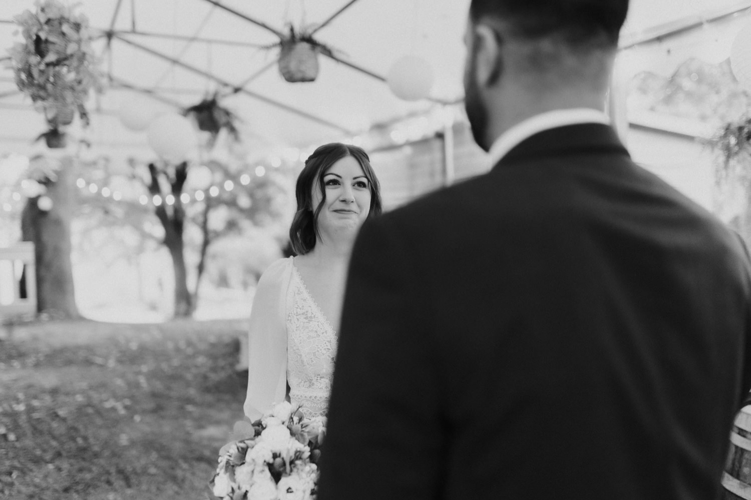 First Look Moment bei Regenhochzeit am Fährmann Kassel