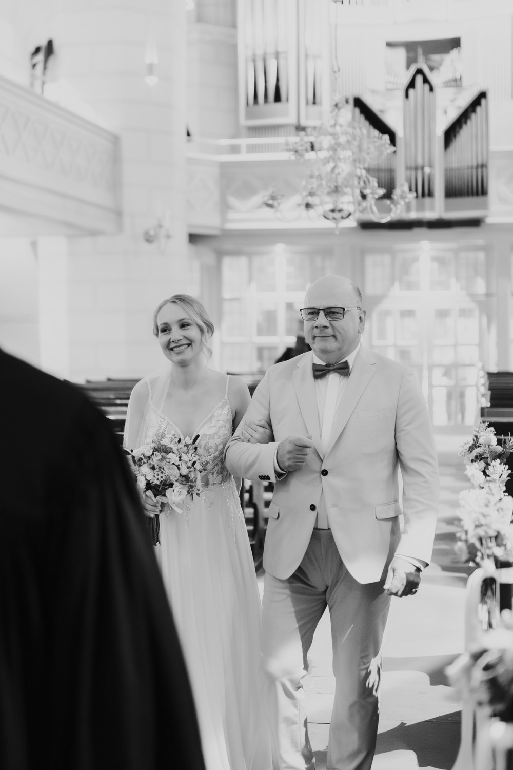 Braut wird vom Vater in eine Kirche in Göttingen geführt