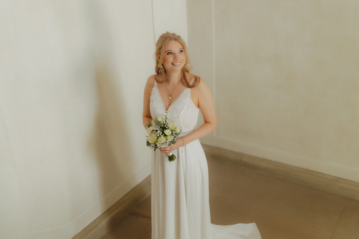 Braut-beim-First-Look Brautporträt mit Blumenstrauß im Schloss Wilhelmsthal bei Kassel