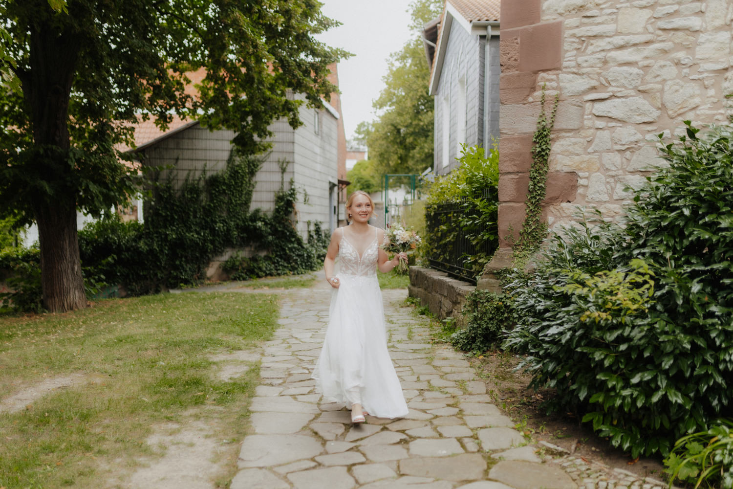 Lächelnde Braut auf dem Weg zur Trauung in der Altstadt von Göttingen