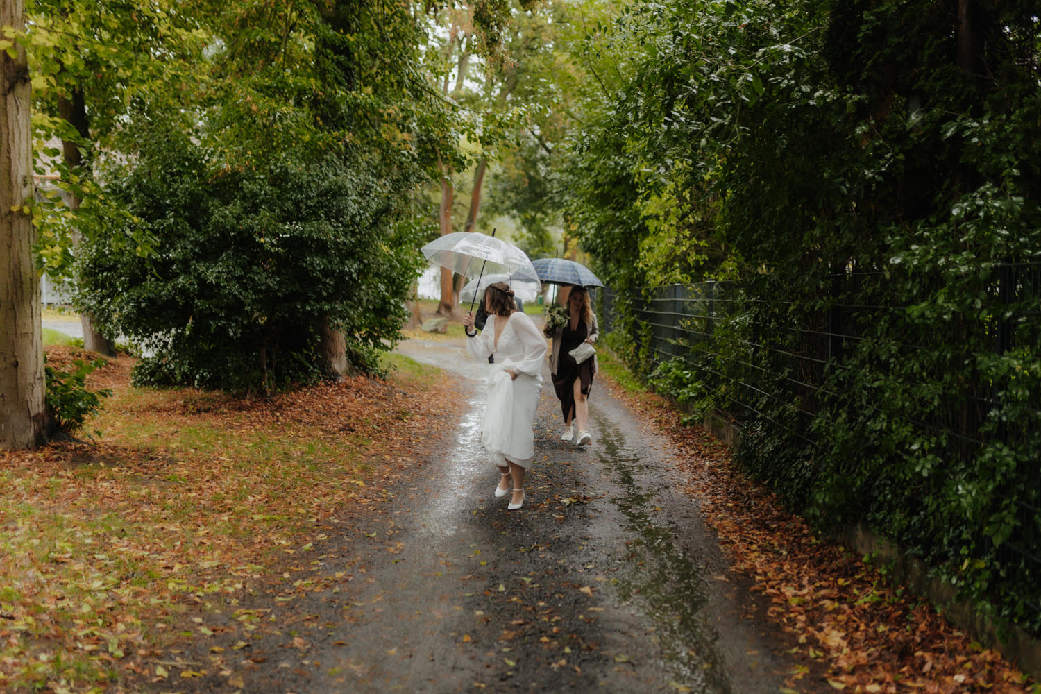 Braut mit Regenschirm auf Weg zur Hochzeit in Kassel