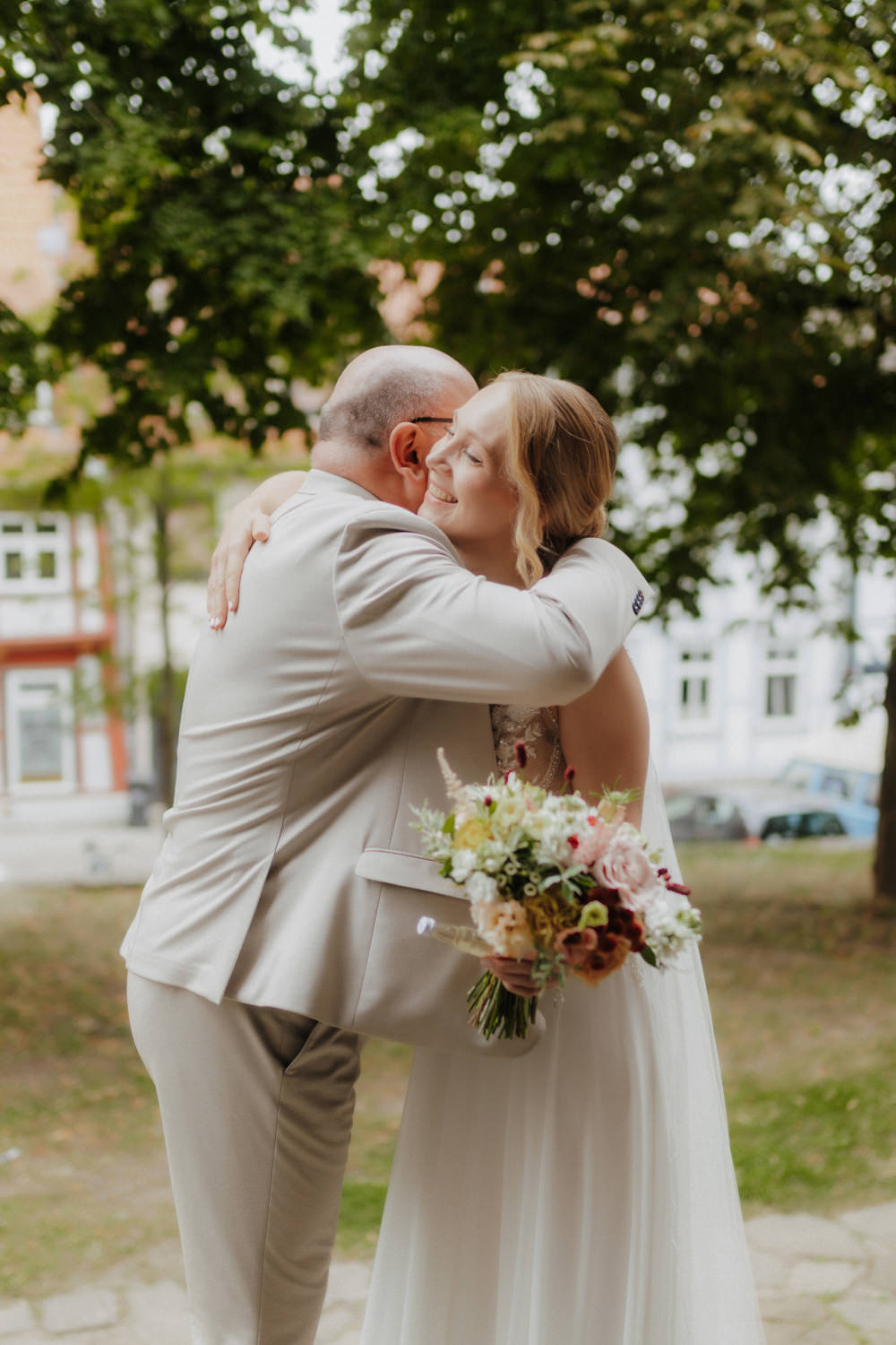 Umarmung zwischen Braut und Vater vor der Trauung
