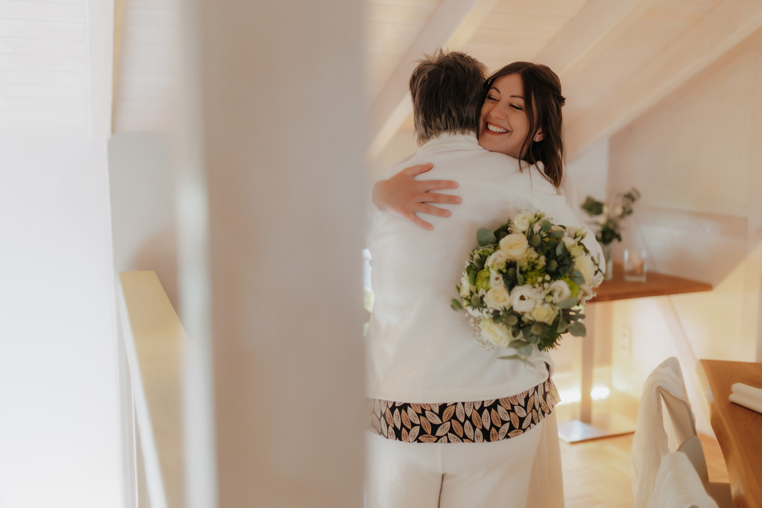 Emotionale Umarmung der Braut im Fährmann Kassel – Hochzeitsfotograf Kassel