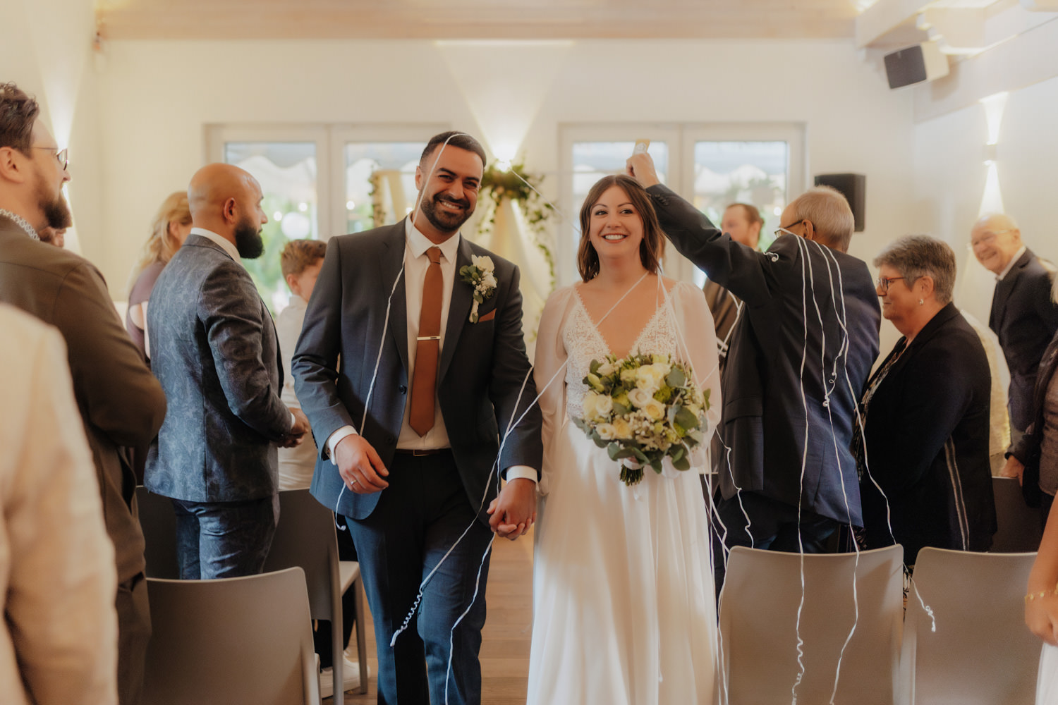 Auszug des Brautpaares im Fährmann Kassel – Regenhochzeit mit Stimmung