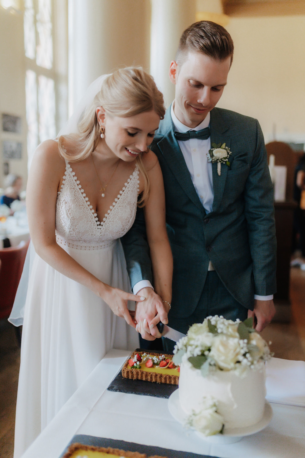Brautpaar-Hochzeitstortenanschnitt-in-Alte-Wache Brautpaar schneidet gemeinsam die Hochzeitstorte im Festsaal an