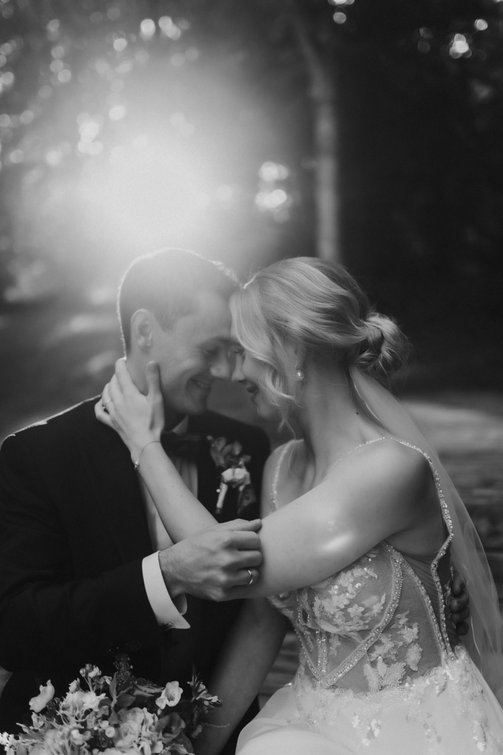 Inniger Moment beim Brautpaarshooting im Sonnenuntergang bei Göttingen