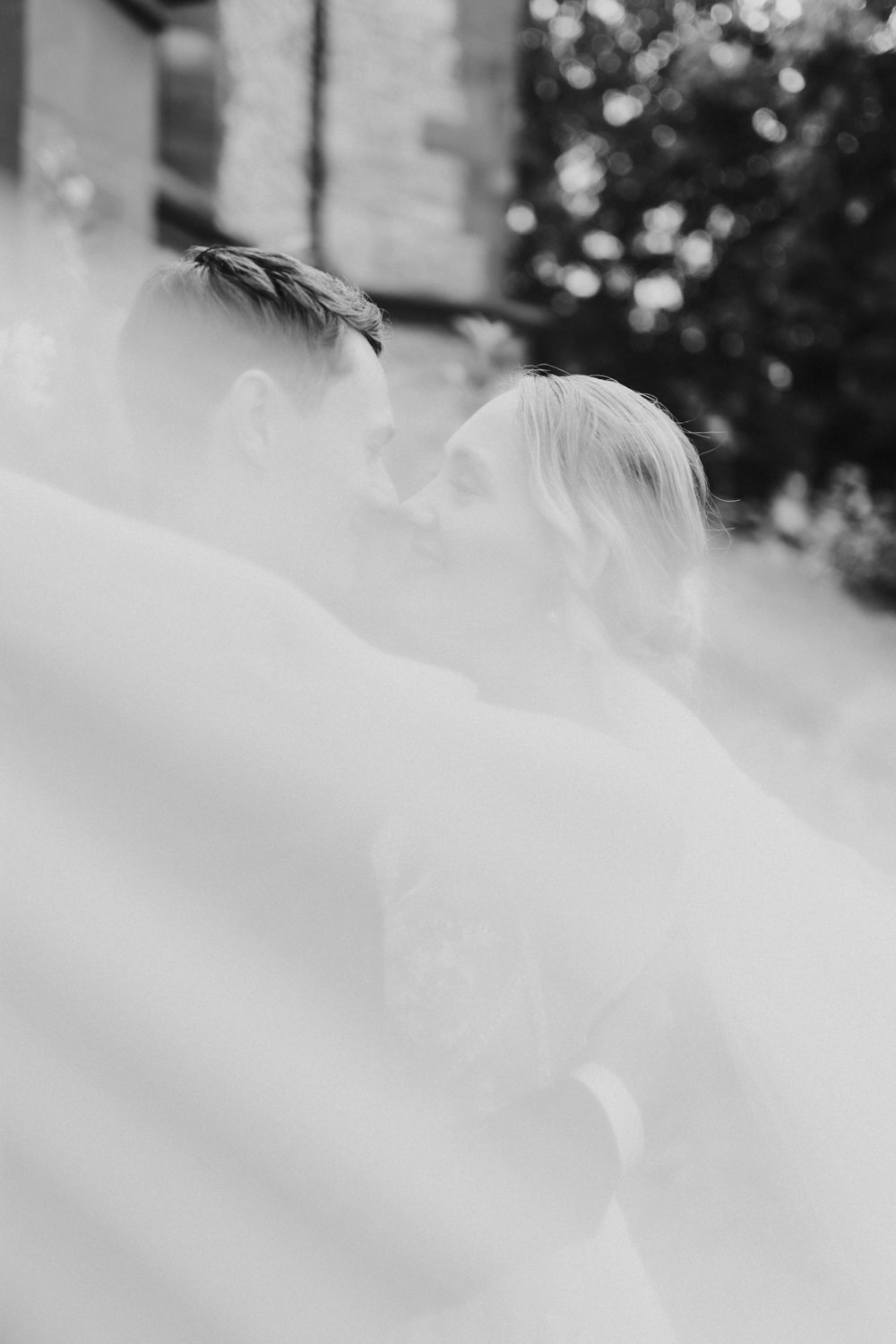 Verträumter Schleiermoment bei Brautpaarshooting in Göttingen