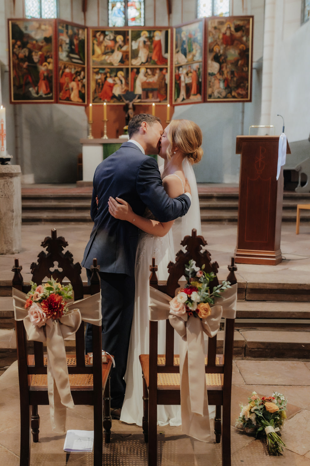 Kuss in der Kirche nach Ja-Wort – emotionale Hochzeitsfotos Göttingen