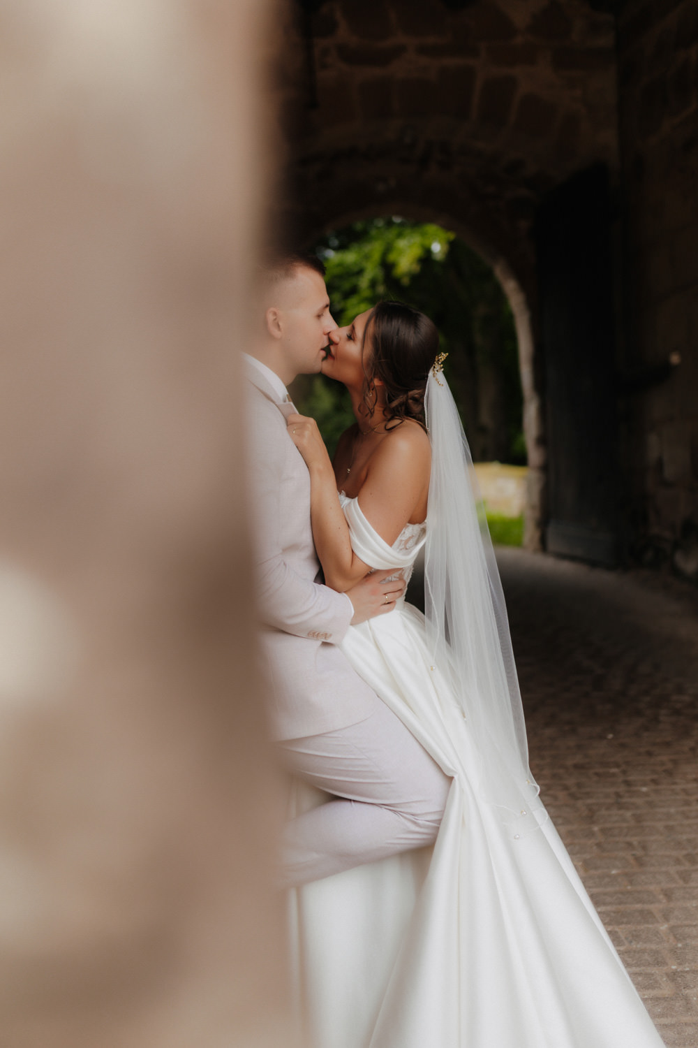 Kuss im historischen Torbogen, Heiraten in Nörten-Hardenberg