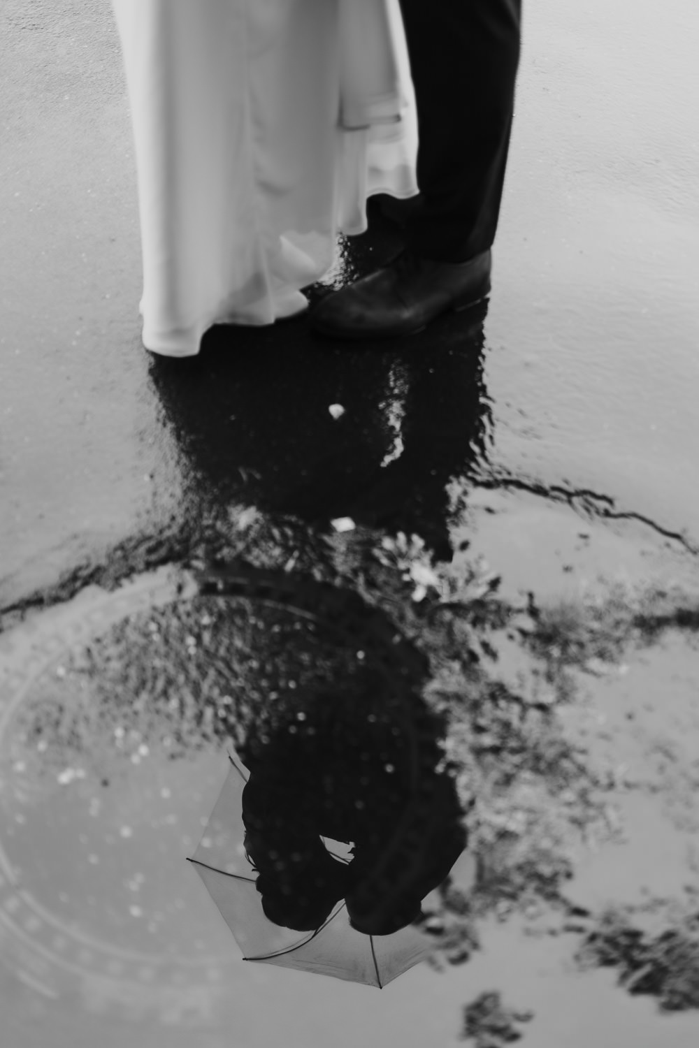 Spiegelung bei Regenhochzeit in Kassel schwarzweiß