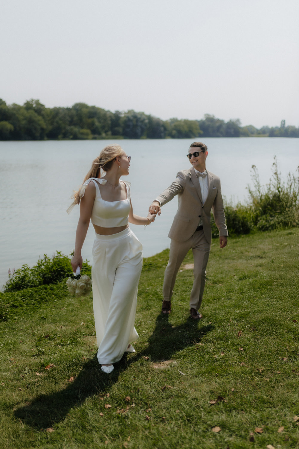 Zärtlicher Blick beim Brautpaarshooting am Wasser