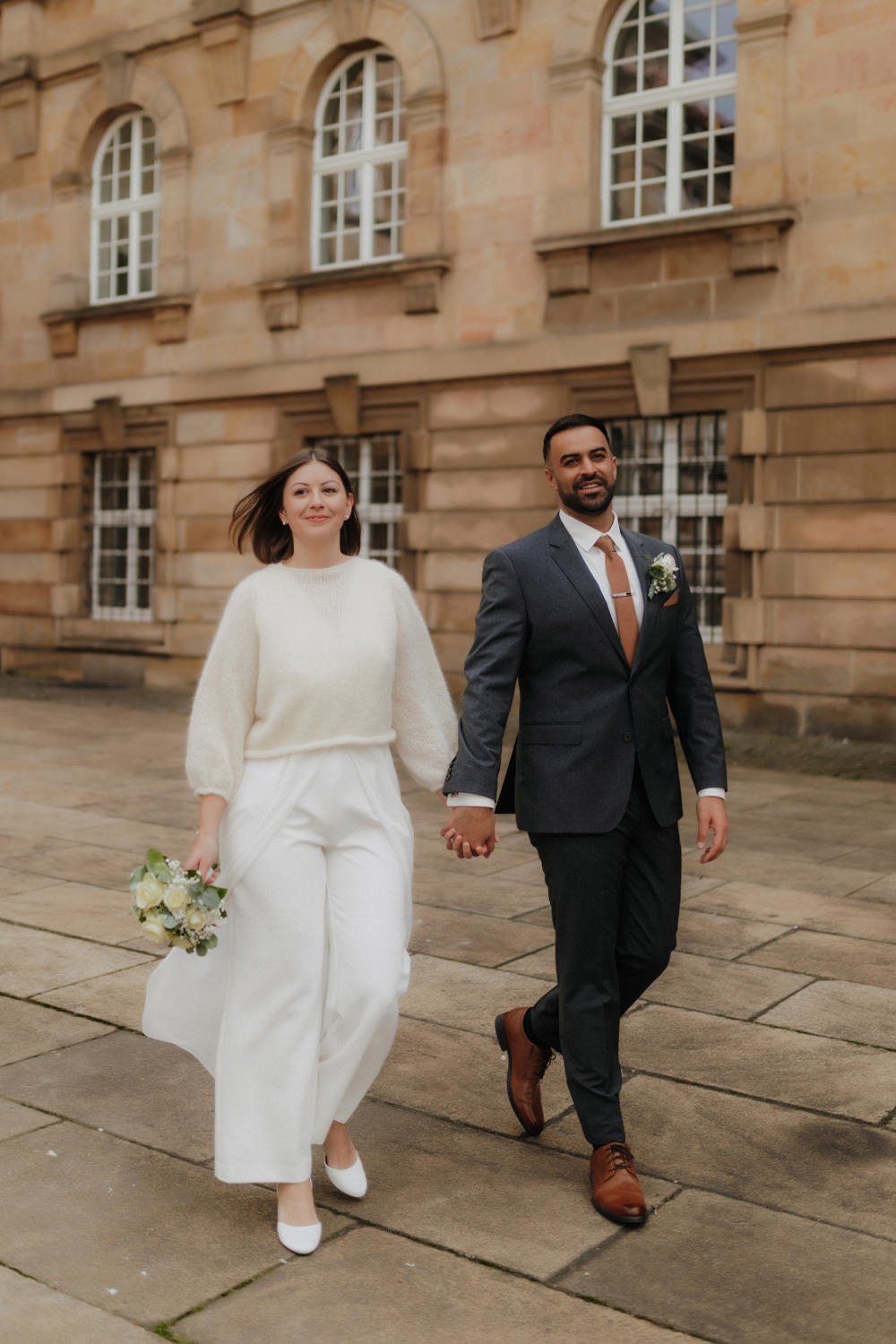 Brautpaar vor dem Standesamt Kassel – moderne Hochzeitsfotografie