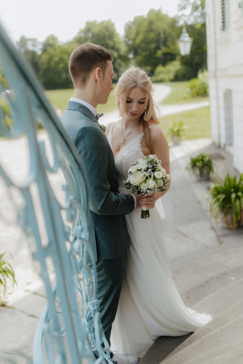 Brautpaar-auf-Treppe-kuschelnd Hochzeitspaar an Treppe des Schloss Wilhelmsthal in Kassel