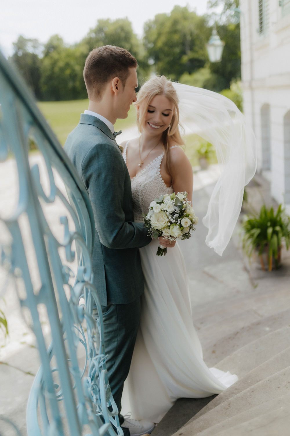 Lachendes Brautpaar auf Treppe im Schloss Wilhelmsthal Kassel