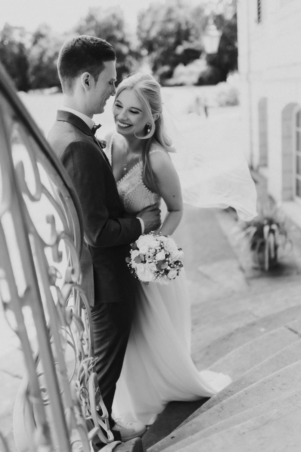 Brautpaar-auf-Treppe-schwarzweiss Glückliches Brautpaar in Schwarzweiß auf Schloss Wilhelmsthal Treppe