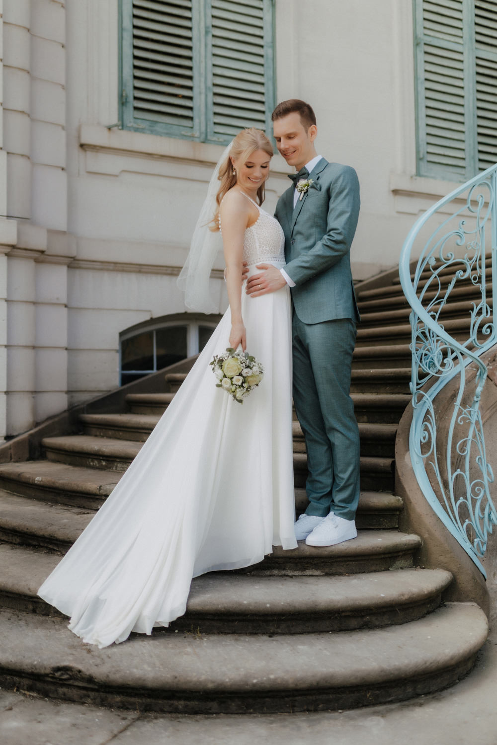 Brautpaar-auf-Treppe Brautpaar auf Steintreppe des Schloss Wilhelmsthal, Hochzeitsfotograf Kassel