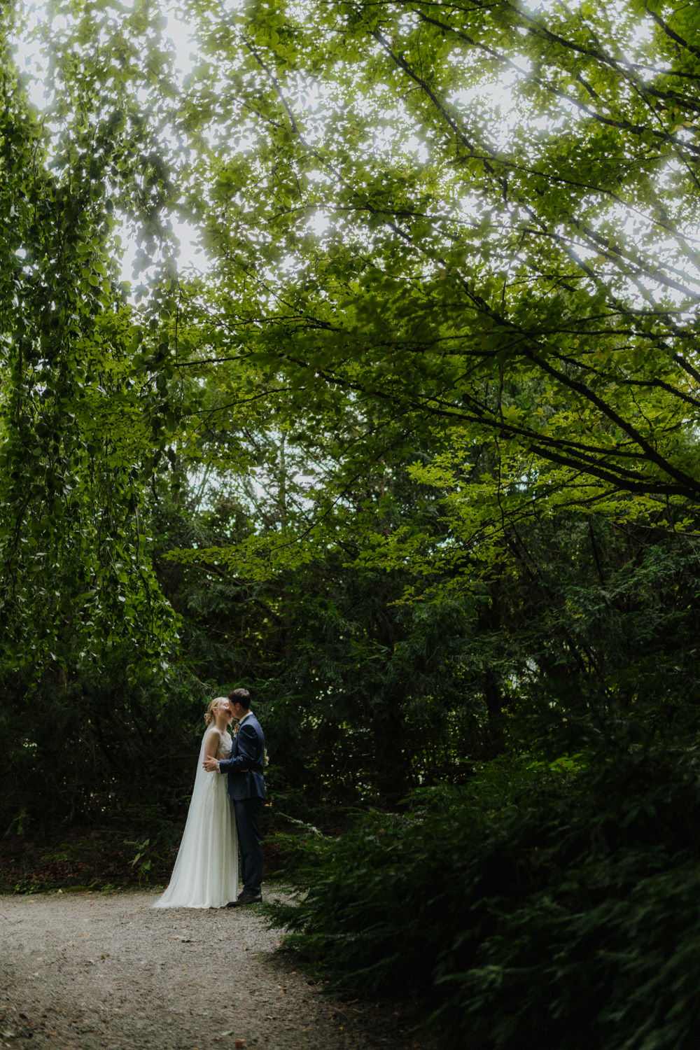 Brautpaar küsst sich im Wald bei Göttingen – romantisches Hochzeitsshooting
