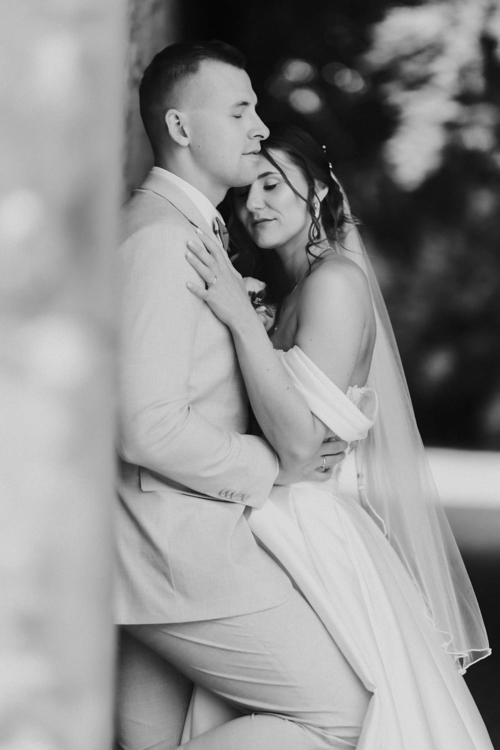 Inniger Moment beim Heiraten in Nörten-Hardenberg, Paar umarmt sich