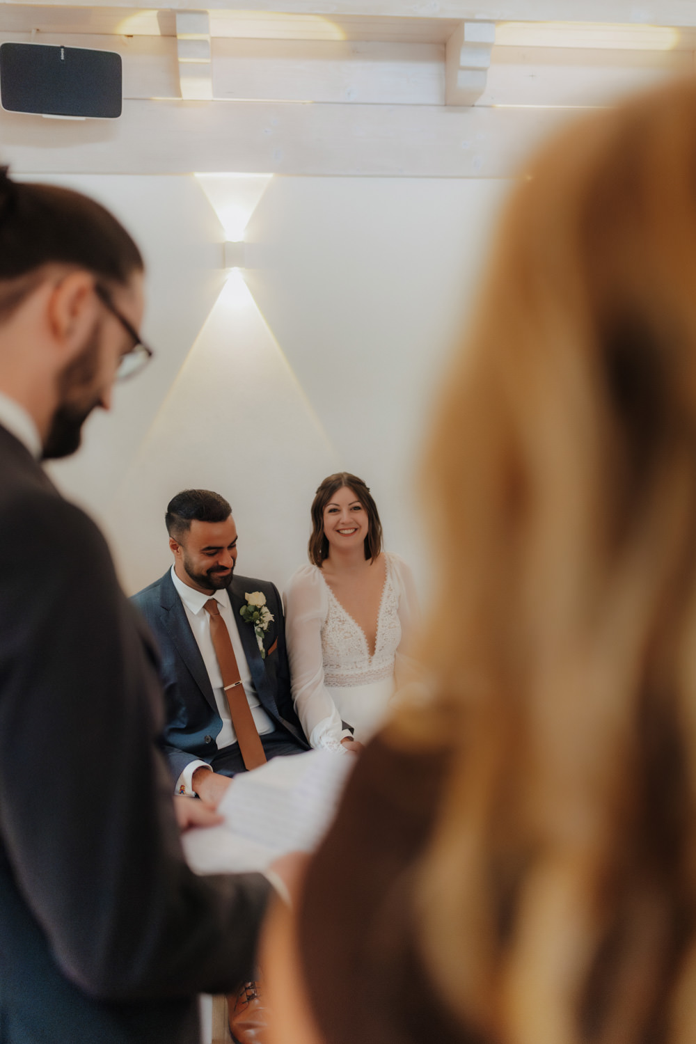 Hochzeit im Fährmann Kassel – Brautpaar lauscht emotionaler Rede