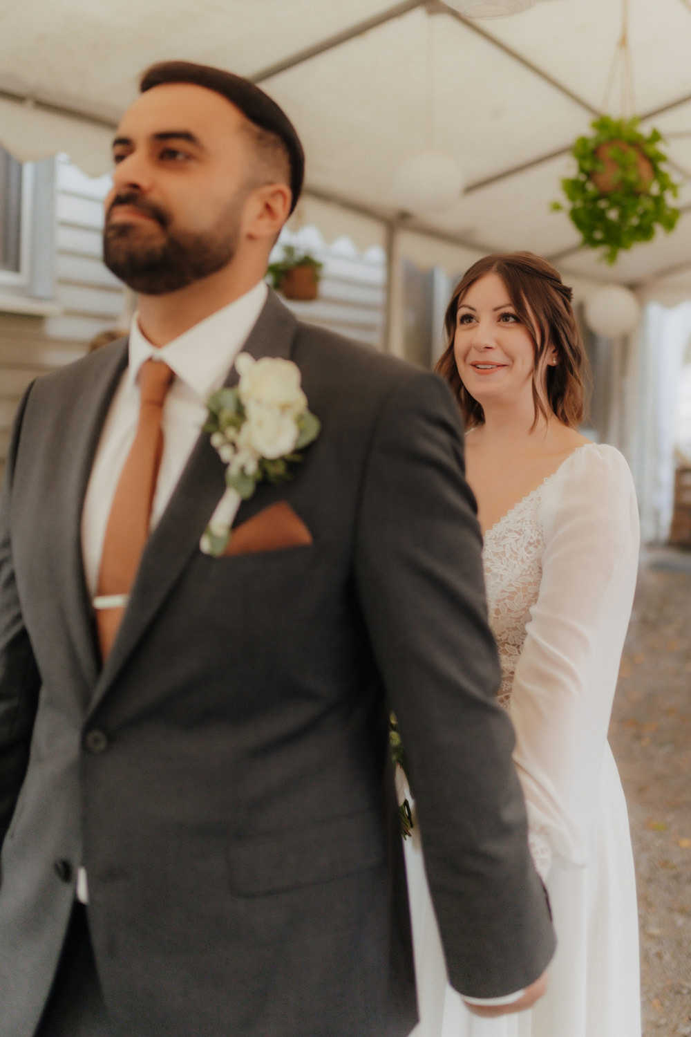 First Look unter Dach beim Fährmann Kassel – Regenhochzeit in Kassel