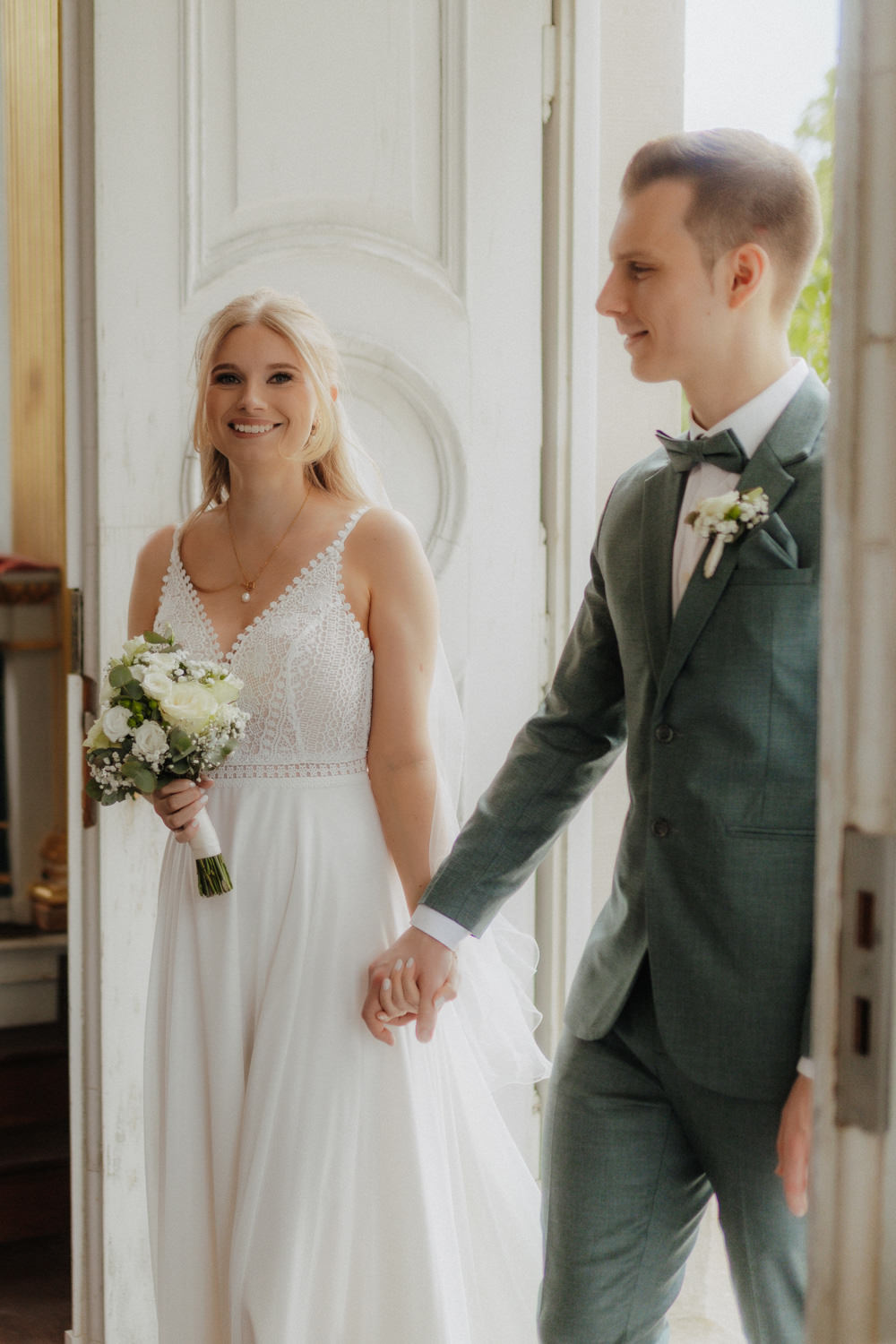 Brautpaar-betritt-Standesamt Brautpaar kommt Hand in Hand zur Trauung im Standesamt Kassel