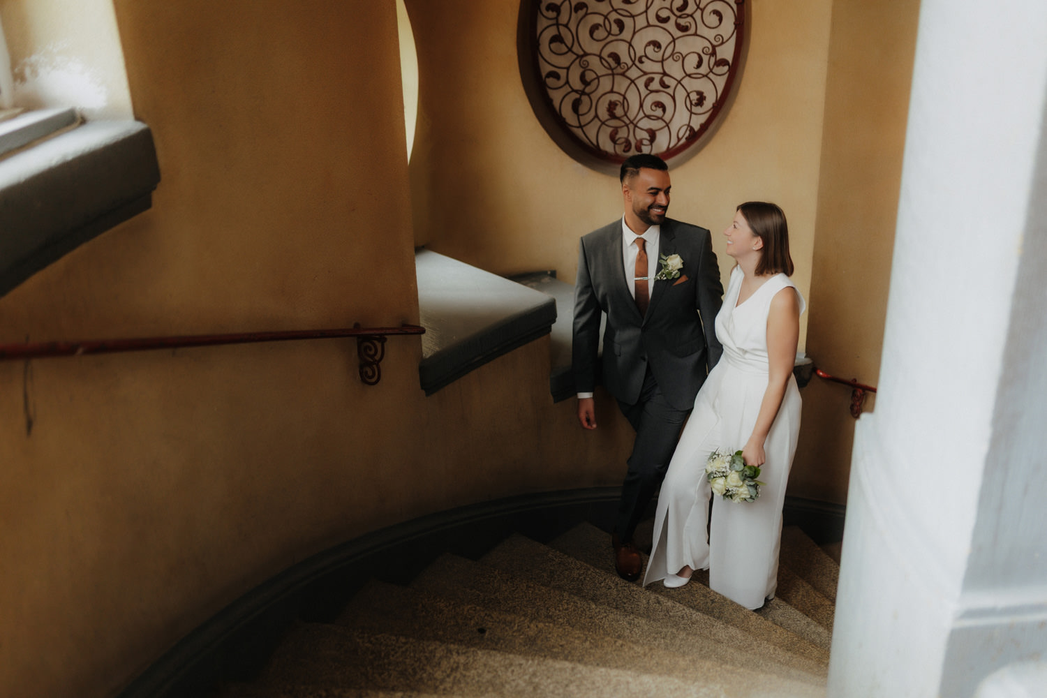 Brautpaar auf Treppe im Standesamt Kassel – stilvolle Hochzeitsfotos