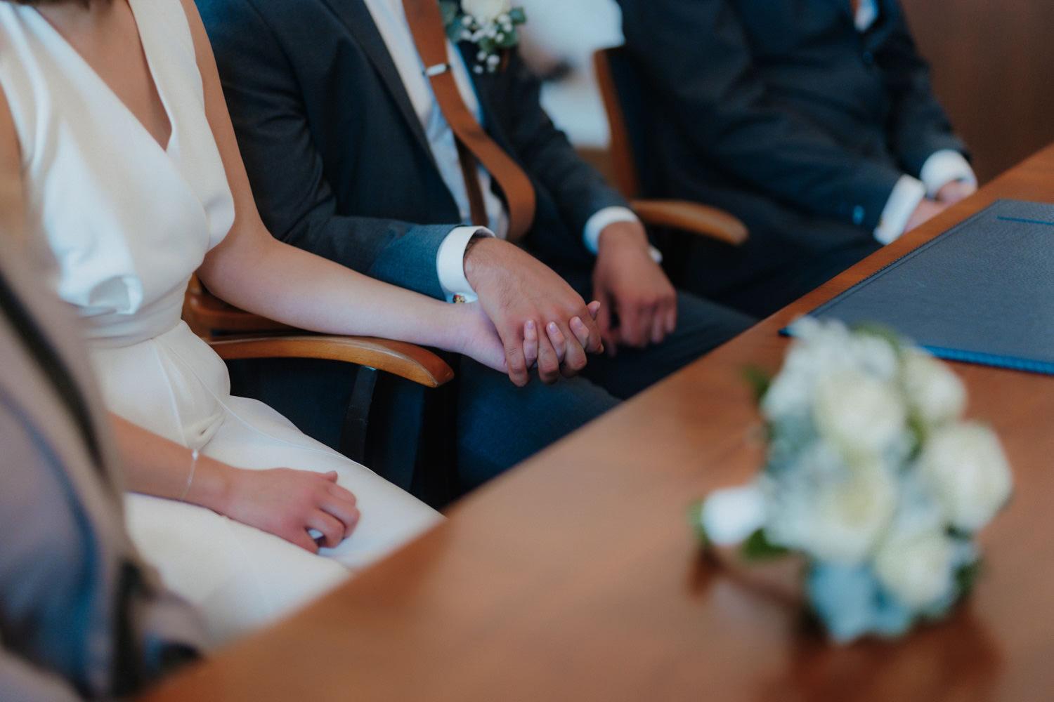 Händchen haltendes Brautpaar im Standesamt – Hochzeitsfotograf Kassel