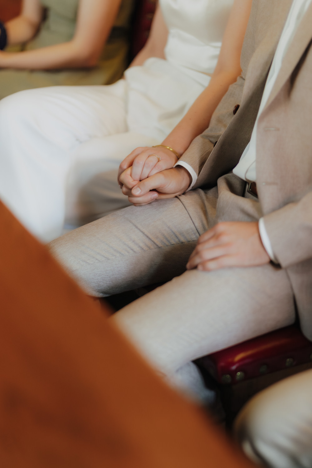 Händchen haltend bei der standesamtlichen Trauung in Göttingen