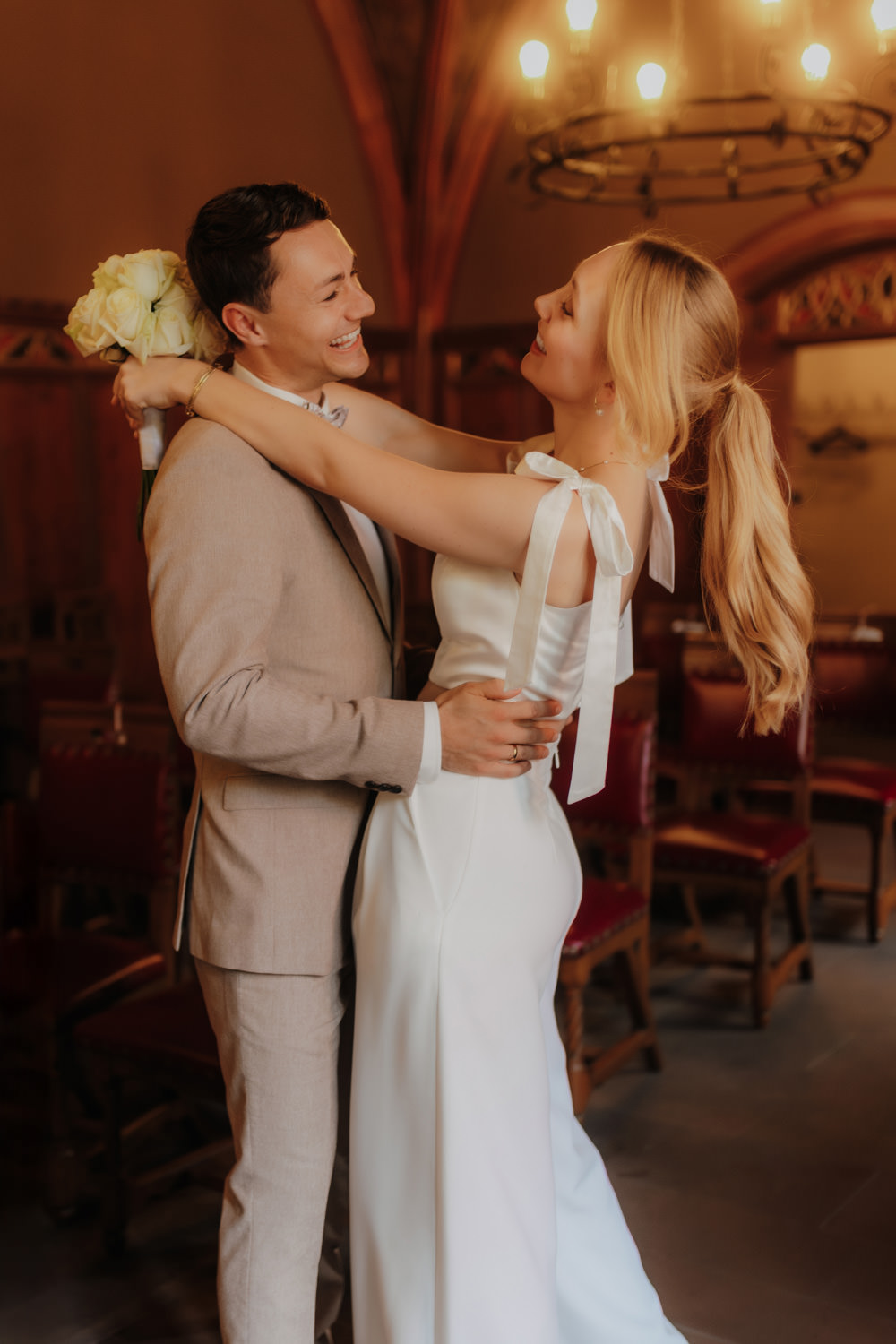 Brautpaar tanzt im Standesamt, emotionale Hochzeitsfotos in Göttingen