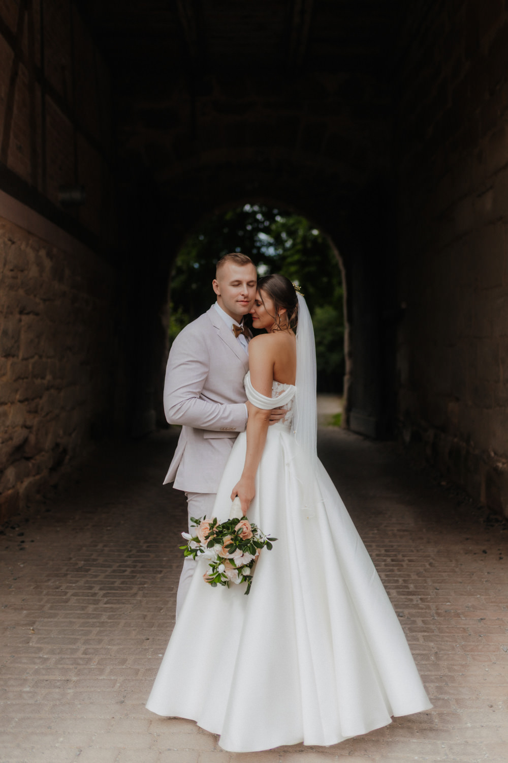 Innige Umarmung unter Torbogen, Hochzeitsfotograf Göttingen
